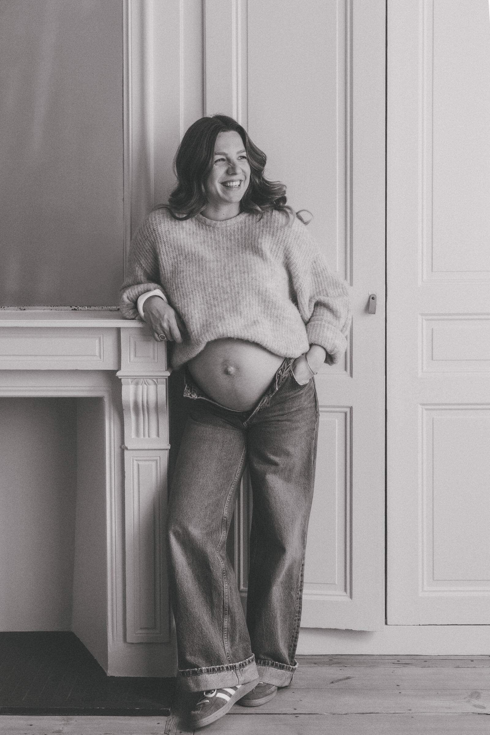 Femme enceinte souriante, ventre nu, en noir et blanc — séance grossesse Côte d’Opale