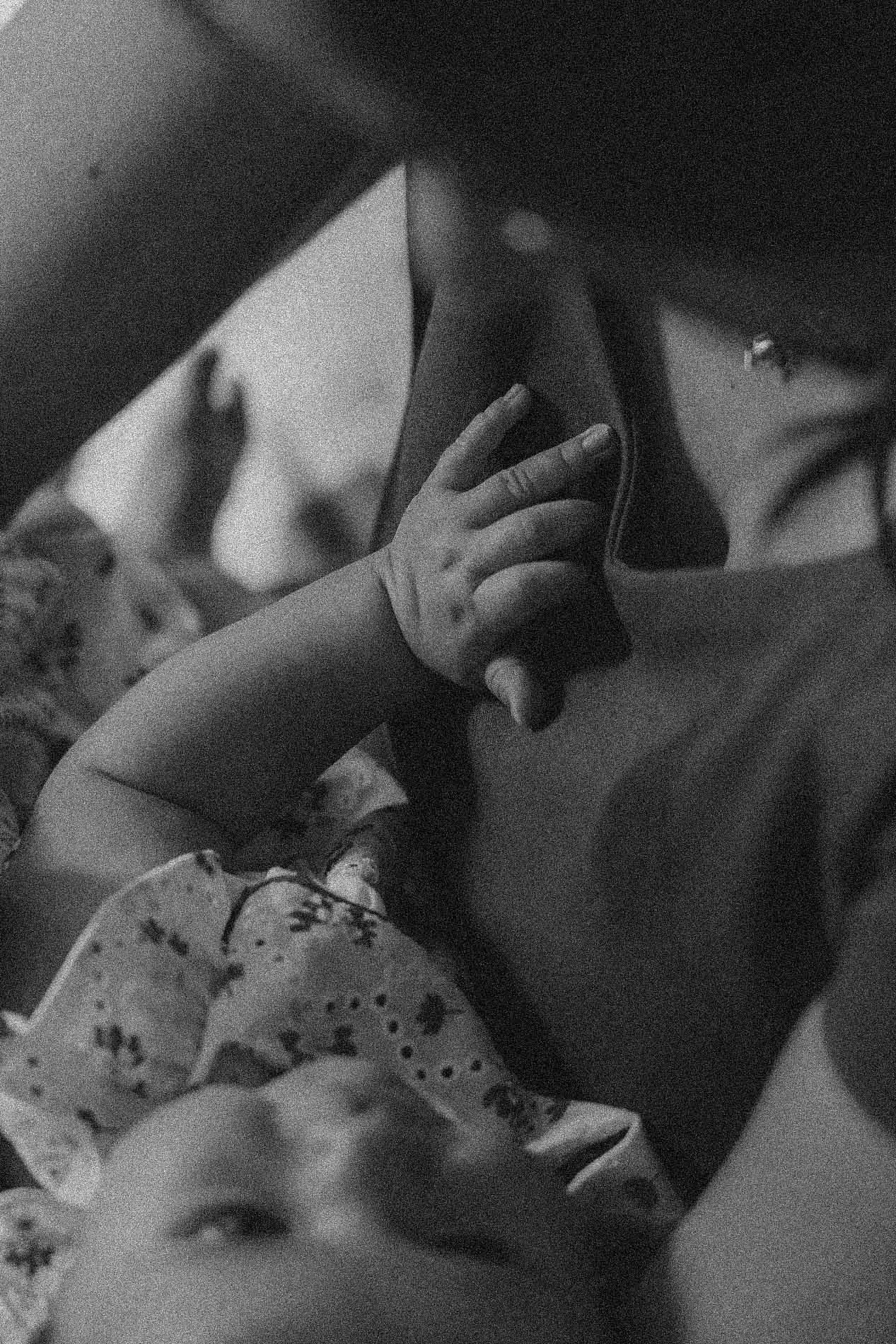 Petits pieds et mains d’un bébé, en noir et blanc — photo de naissance
