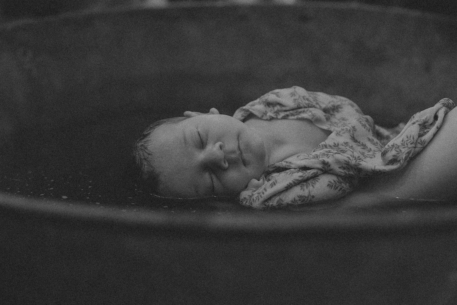 Nouveau-né emmailloté, endormi — séance photo de naissance, photographe Côte d’Opale