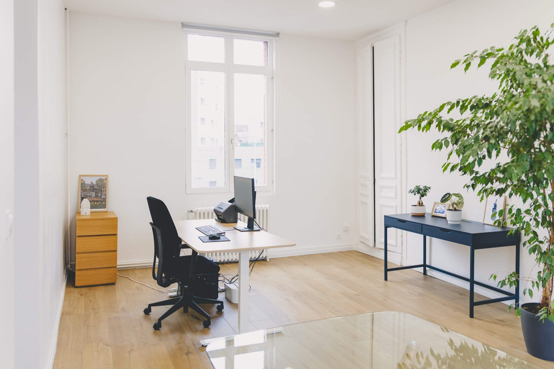 Bureau d’un cabinet photographié par Cam Harry
