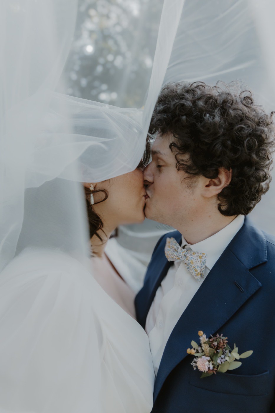 Baiser des mariés sous le voile — photo mariage Wimereux